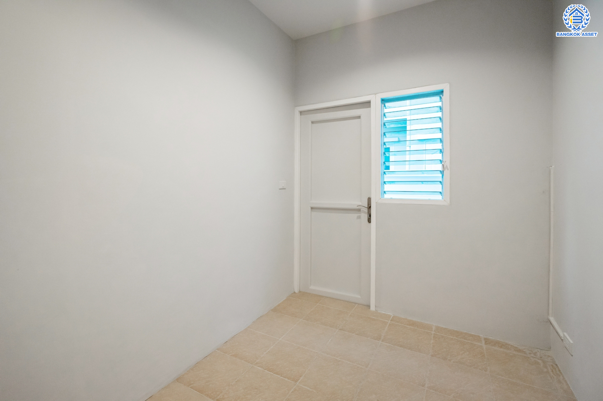 บ้านมือสองตกแต่งใหม่ ม.ลัดดารมย์ วัชรพล แบรนด์ Q.House หลังมุม เนื้อที่ 128 ตร.ว. ฟังก์ชัน 3 ห้องนอน 4 ห้องน้ำ 1 ห้องแม่บ้าน จอดรถได้ 4 คัน Facilities ครบครัน บนทำเลเชื่อมต่อหลายเส้นทาง ถ.รามอินทรา ถ.สายไหม และถ.พหลโยธิน ใกล้สนามบินดอนเมือง ทางด่วน "ศรีรัช" และ เซ็นทรัลรามอินทรา